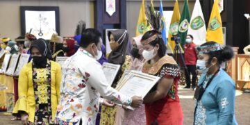 Wagub Edy Pratowo Serahkan Penghargaan Kepada 14 Perempuan Berprestasi