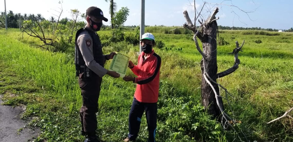 Personil Polsek Seruyan Hilir jajaran Polres Seruyan terlihat melakulan sosialisasi kepada warga di Kuala Pembuang Kec. Seruyan Hilir Kabupaten Seruyan, Jumat (21/05/2021) siang. Foto : Tbn