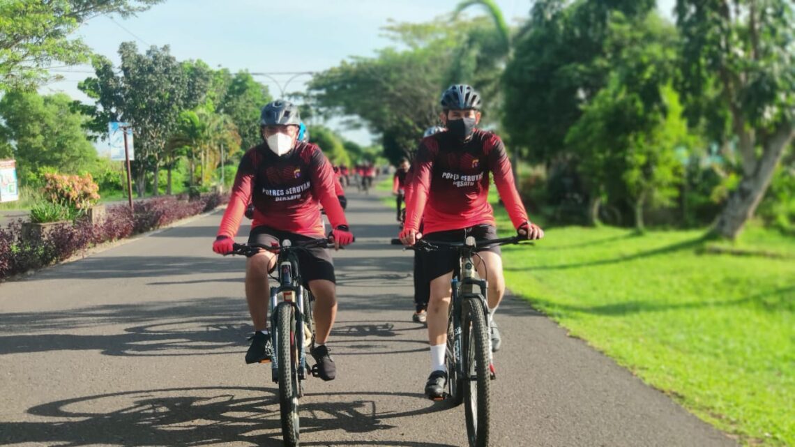 Kapolres Seruyan AKBP Bayu Wicaksono S.H., S.I.K., M.Si. didampingi Wakapolres Seruyan Kompol Yudha Setiawan, S.H., S.I.K. dan para Kabag, Kasat, Perwira staf, dan beberapa anggota Polres melakukan Gowes bersama, Jumat (21/05/2021). Foto : Tbn