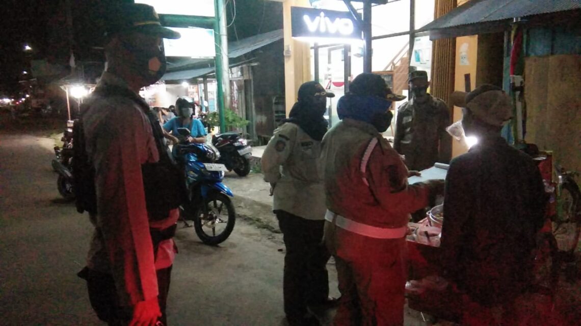 Sinergitas dan kekompakkan anggota Polri Serta Sat Pol PP di Kabupaten Seruyan Provinsi Kalimantan Tengah terus ditunjukkan dalam berbagai kesempatan, Kamis (20/05/2021) Pukul 21.00 Wib. Foto : Tbn