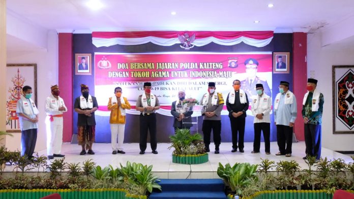 Doa lintas agama Polda Kalteng yang dilaksanakan di Mapolda, Rabu (21/5/2020). Foto : Tbn