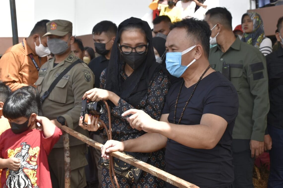 Gubernur Kalteng H Sugianto Sabran bersama istri Ivo Sugianto saat menonton lomba Festival Bidaya Isen Mulang, Sabtu (21/5/2022). Foto : Ist