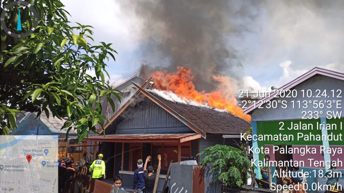 Kebakaran yang terjadi di Jalan Irian Palangka Raya menghanguskan empat rumah warga, Minggu (21/6/2020) siang. Foto : IST