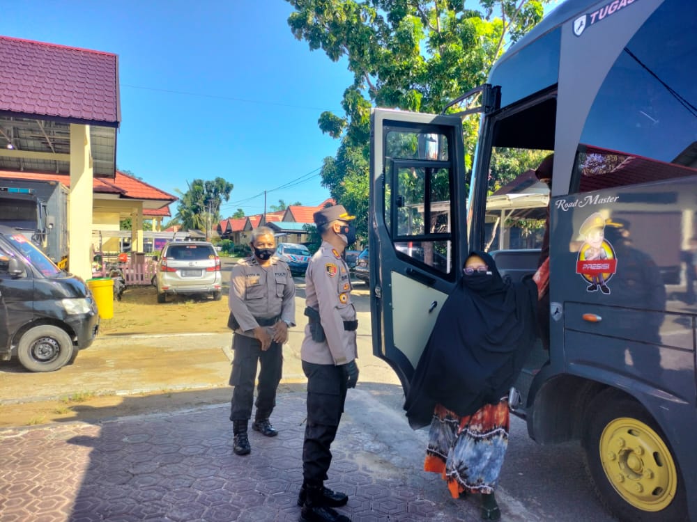 Kapolres Seruyan memantau antar jemput lansia untuk mengikuti vaksin Covid-19, Senin (21/6/2021). Foto : Tbn