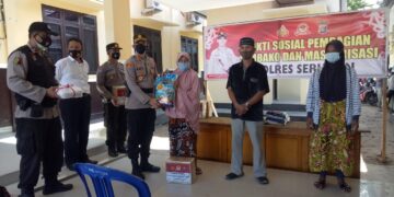 Kapolres Seruyan Berikan Door Prize Kepada Lansia Usai Divaksin
