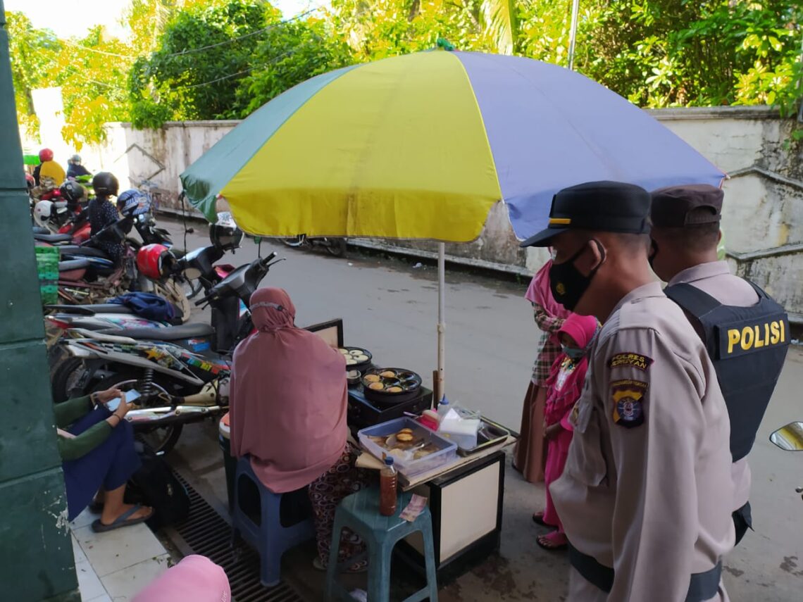 Pelaksanaan operasi penerapan protokol kesehatan di Kuala Pembuang oleh personil Polres Seruyan. Foto : TN