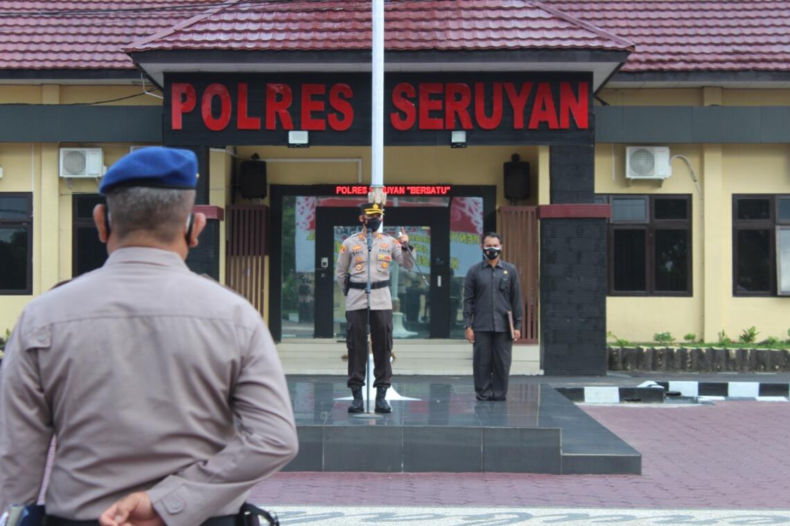 Rabu pagi bertempat di halaman Mapolres Seruyan Saat pelaksanaan apel pagi dipimpin langsung oleh Kapolres Seruyan AKBP Bayu Wicaksono, S.H., S.I.K., M.Si. Foto : Tbn