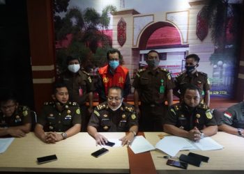 Kejati Kalteng Tahan Tersangka Tipikor Pembangunan Jalan Bandara Trinsing