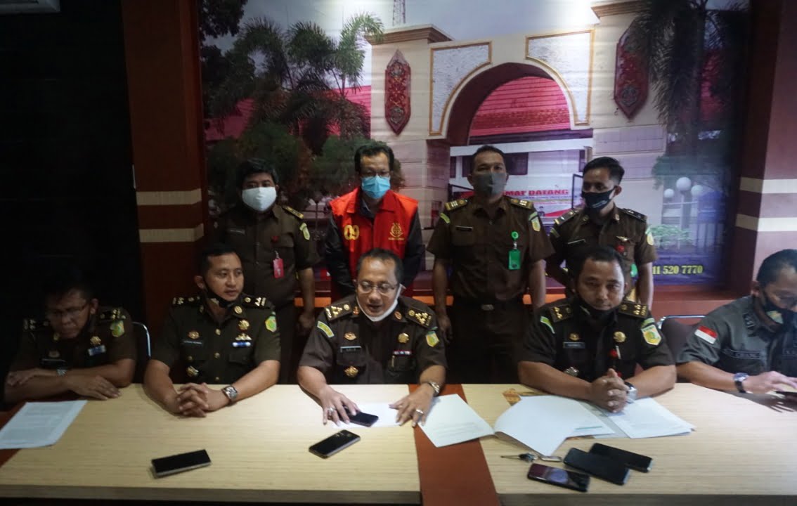 Asisten Pidana Khusus Kejati Kalteng, Adi Santoso mewakili Kepala Kejaksaan Tinggi Kalimantan Tengah Dr. Mukri, SH, MH dalam jumpa pers penahanan Tersangka Tipikor Pembangunan Jalan Masuk dan Parkir Bandara Trinsing Barut, Selasa (21/7/2020). Foto : Fer
