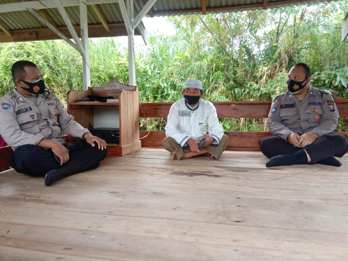 Kasat Binmas AKP Wawan Aryana menjelaskan personil Binmas melaksanakan sambang di Lembaga Kesejahteraan Sosial dan Pendidikan Agama Almustaghfirin (PP LKSPA) guna mempererat tali silaturahmi dan kekeluargaan di Jl. Pemuda Kel.Kuala Pembuang II, Rabu (21/7/2021). Foto : Tbn