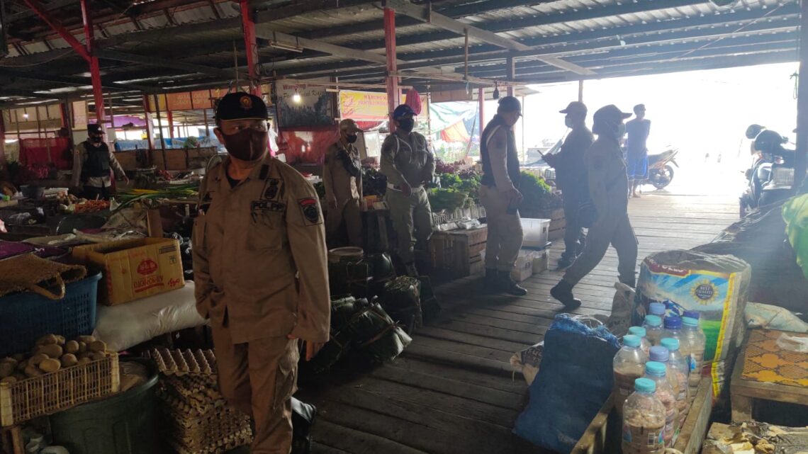 Kepolisian Resor Seruyan (Polres Seruyan) bersama Satuan Polisi Pamong Praja (Sat Pol PP) Kabupaten Seruyan melaksanakan Operasi Yustisi di Kota Kuala Pembuang, Sabtu (21/08/2021). Foto : Tbn