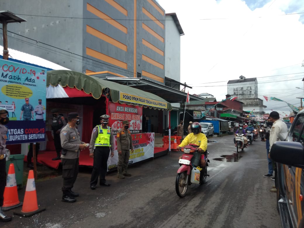 Regu Oncall Polres Seruyan dipimpin oleh Kasat Binmas Polres Seruyan laksanakan Patroli Himbauan Prokes Kepada Masyarakat di Seputaran kota Kuala Pembuang. Foto : Tbn