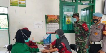 Polsek Danau Sembuluh Bersama Koramil 1015-15 Telaga Pulang Kawal Vaksinasi