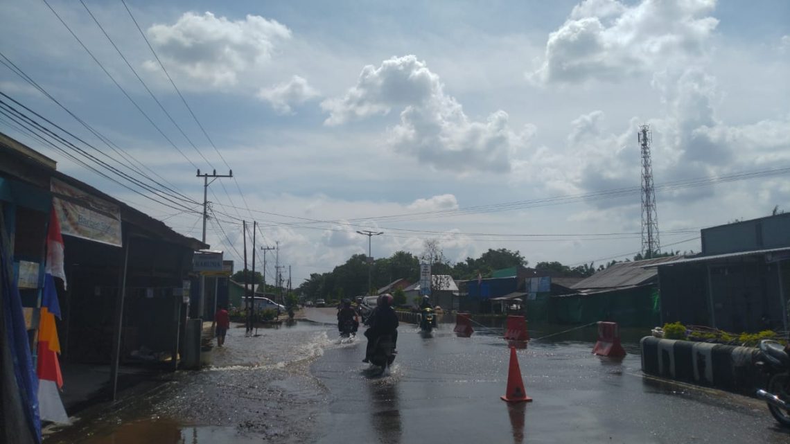 Banjir tepatnya di jalan protokol Kota Nanga Bulik Kabupaten Lamandau sudah mulai surut sejak Minggu (20/9/2020). Foto : By