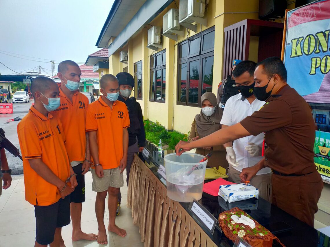 Sat Res Narkoba Polres Seruyan melaksanakan kegiatan pemusnahan Barang Bukti Jenis Shabu di halaman lobby Polres Seruyan, Selasa (21/09/2021). Foto : Tbn
