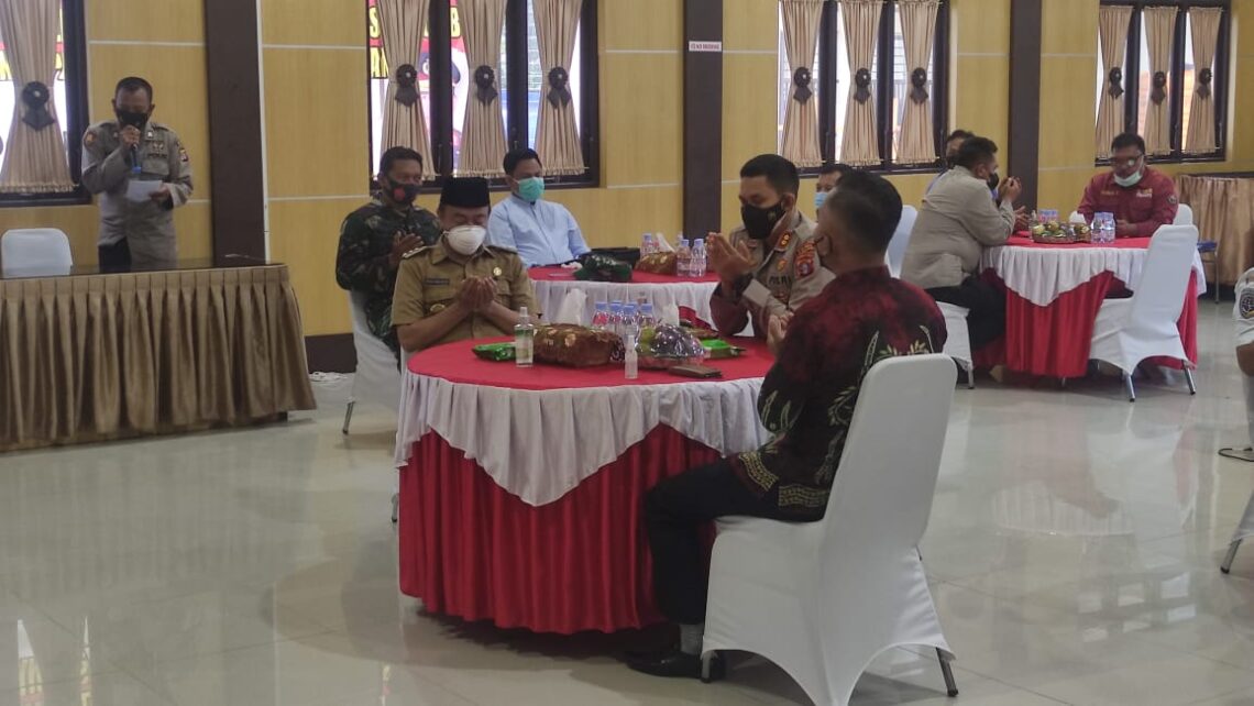 Kapolres Seruyan AKBP Bayu Wicaksono, S.H., S.I.K., M.Si. melaksanakan Coffe Morning dalam rangka Anev Situasi kondisi Kamtibmas (SerGap MasKam) di Wilkum Polres Seruyan dengan Forkopimda Kabupaten Seruyan, Selasa (21/09/2021). Foto : Tbn