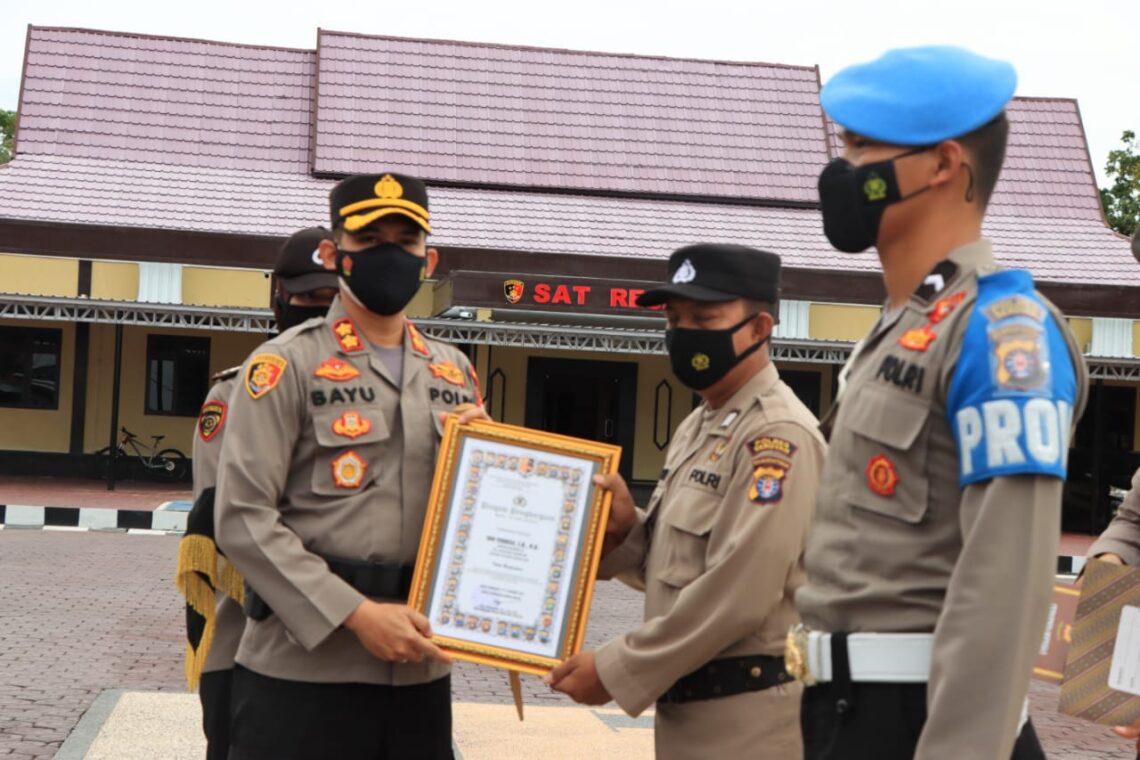 Kapolres Seruyan memberikan reward kepada empat personel Polres Seruyan yang berprestasi atas dedikasinya dalam melaksanakan tugas, yang disaksikan Pejabat utama dan seluruh personel Polres Seruyan. Foto : Tbn