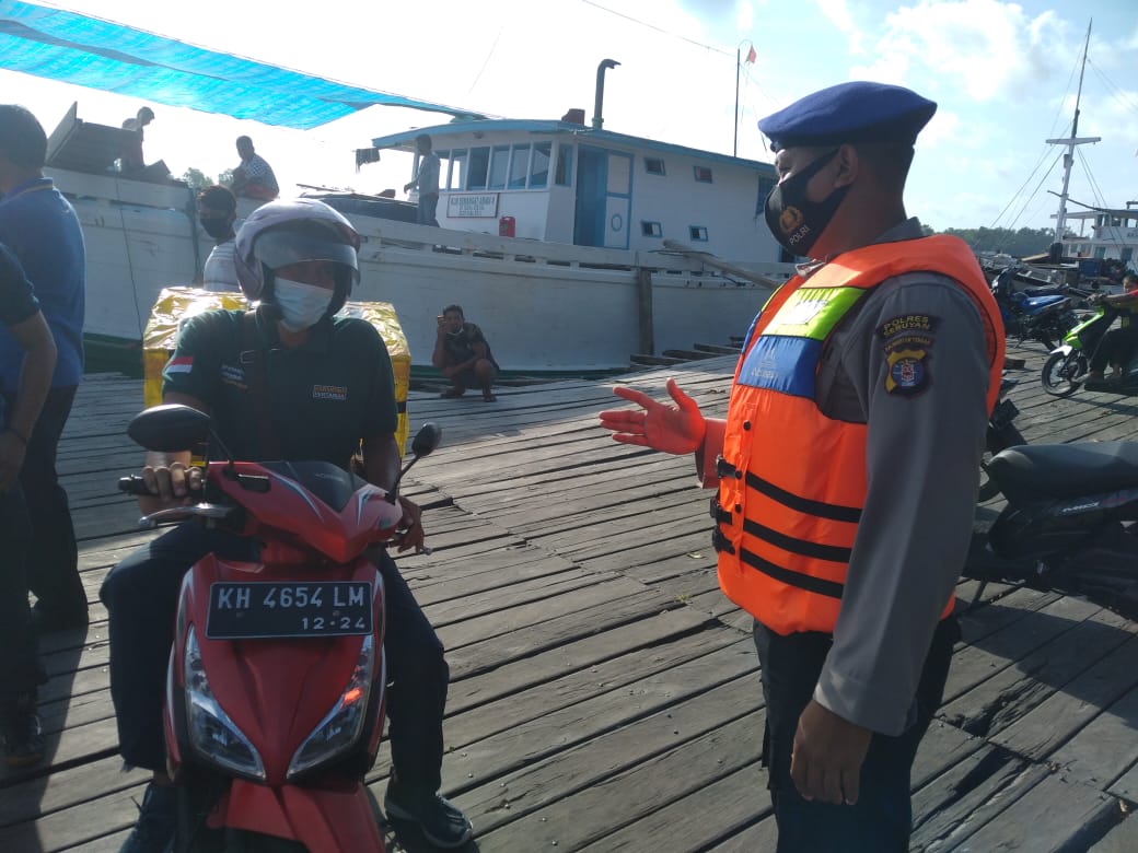 Personil Polairud Polres Seruyan saat memerikan edukasi warga pesisir DAS Seruyan, Jumat (22/1/2021). Foto : Tbn