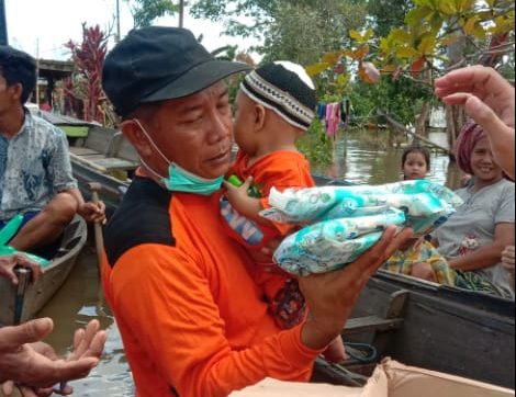 Relawan Ana Elektronik saat membantu evakuasi warga korban banjir di Kalsel. Foto : ari