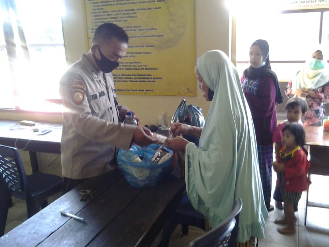 Polres Seruyan melakukan pembatasan waktu besuk tahanan di Mapolres Seruyan, Jumat (22/01/2021). Foto : TN