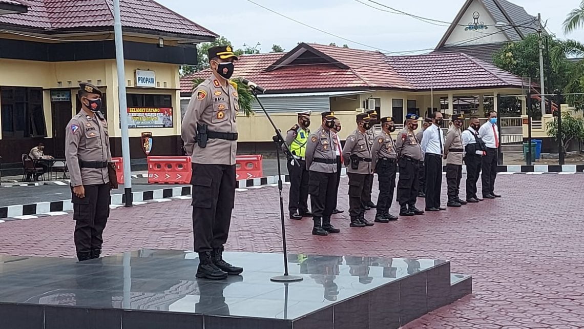 Kapolres Seruyan AKBP Bayu Wicaksono SH, SIK, MSi, menekankan kepada seluruh anggotanya untuk memberikan pelayanan terbaik kepada masyarakat sesuai dengan bidang tugas masing-masing. Foto : Tbn