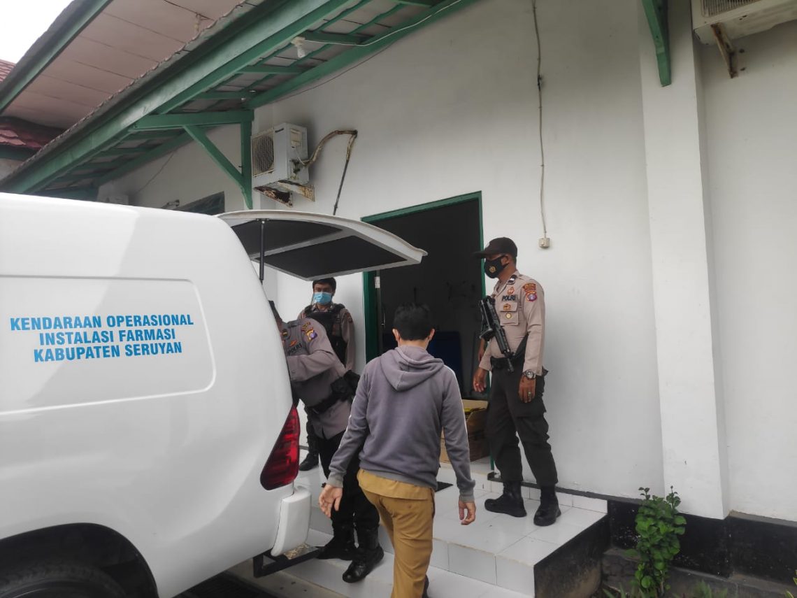 Personil Polres Seruyan mengawal pendistribusian vaksin Covid-19 ke kecamatan di Kabupaten Seruyan, Senin (22/2/2021). Foto : Tbn