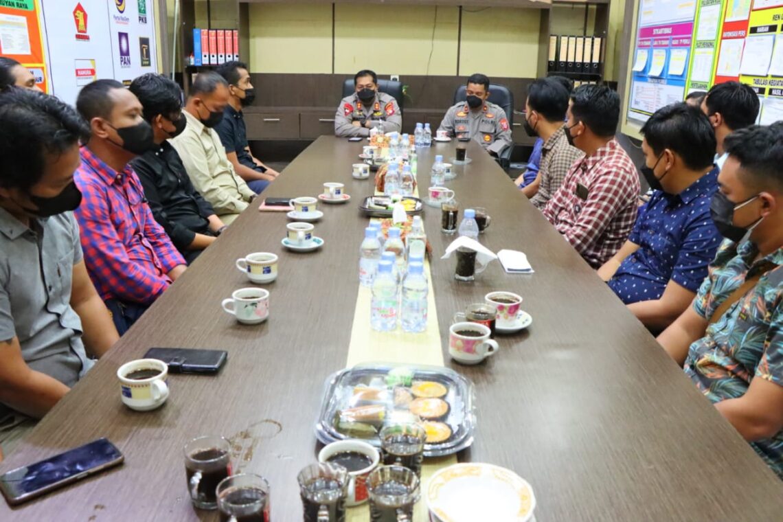 Setelah apel pagi, Kapolres Seruyan ajak seluruh anggota Satreskrim Polres Seruyan untuk ngopi bareng (coffee moring) di Aula data Polres Seruyan. Foto : Tbn