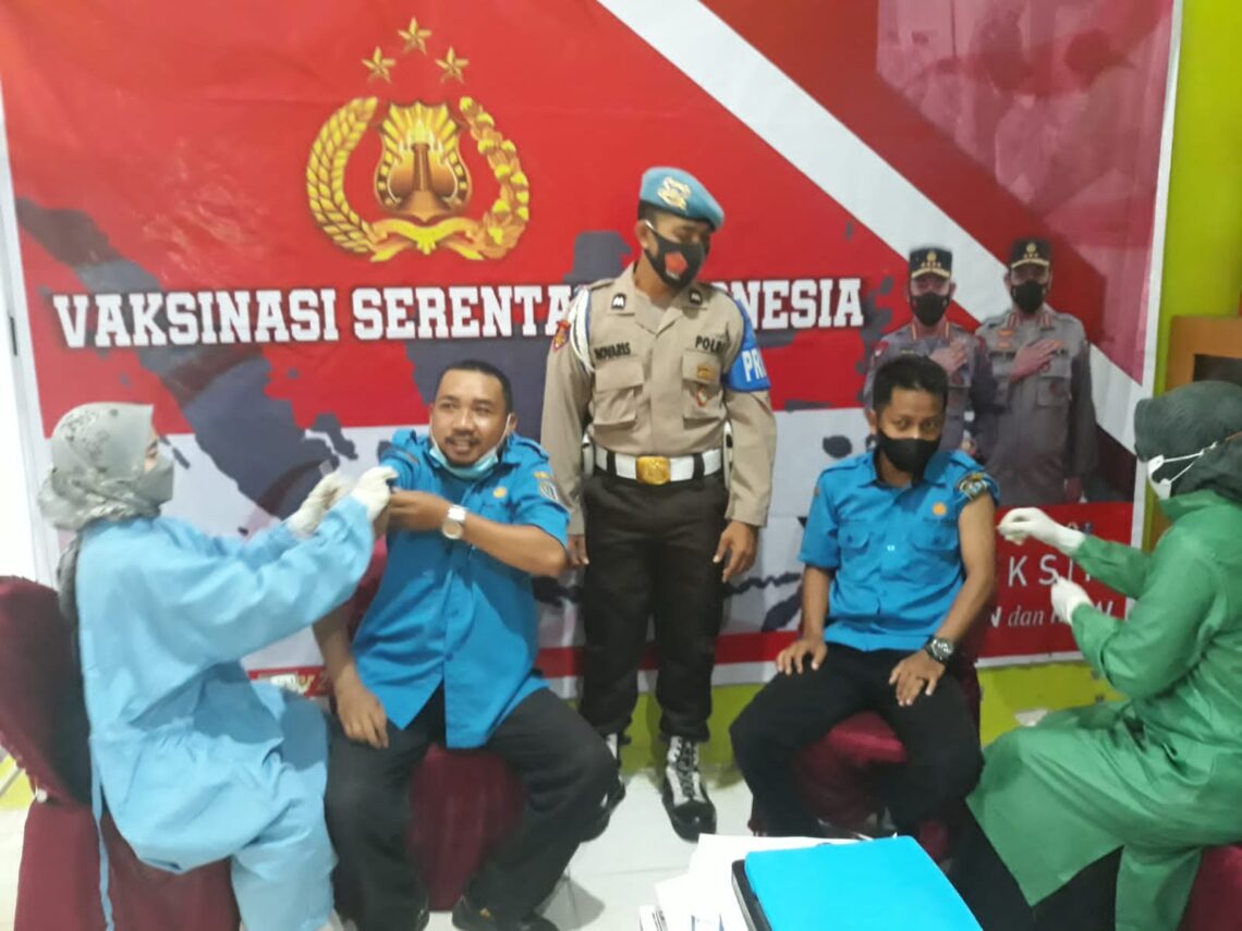 Personil Polsek Seruyan Hilir, Polres Seruyan terus lakukan pengamanan kegiatan vaksinasi Booster, Selasa (22/02/2022). Foto : Tbn