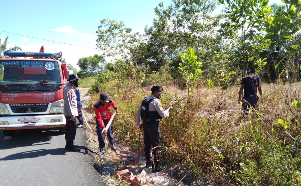 Polsek Hanau dipimpin Kapolsek Hanau AKP Azmi Halim Permana S.I.K melaksanakan atensi tersebut dengan menurunkan anggotanya menggandeng aparat Damkar untuk melaksanakan patroli dilanjutkan dengan pendinginan lahan dengan menyiram pada lahan-lahan yang rawan kebakaran, Minggu (21/3/2021). Foto : Tbn