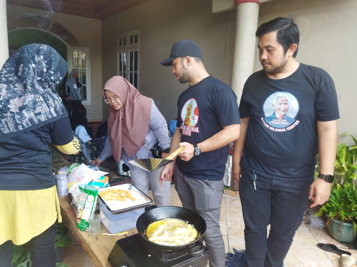 Ganjar Milenial Center Kalteng menggelar kegiatan pelatihan pembuatan kue curos bersama masyarakat pada, Rabu 22 Maret 2023. Foto : Ist