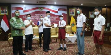 Sekda Kalteng Serahkan Beasiswa Pendidikan Anak Peserta JKK dan JKM Jamsostek