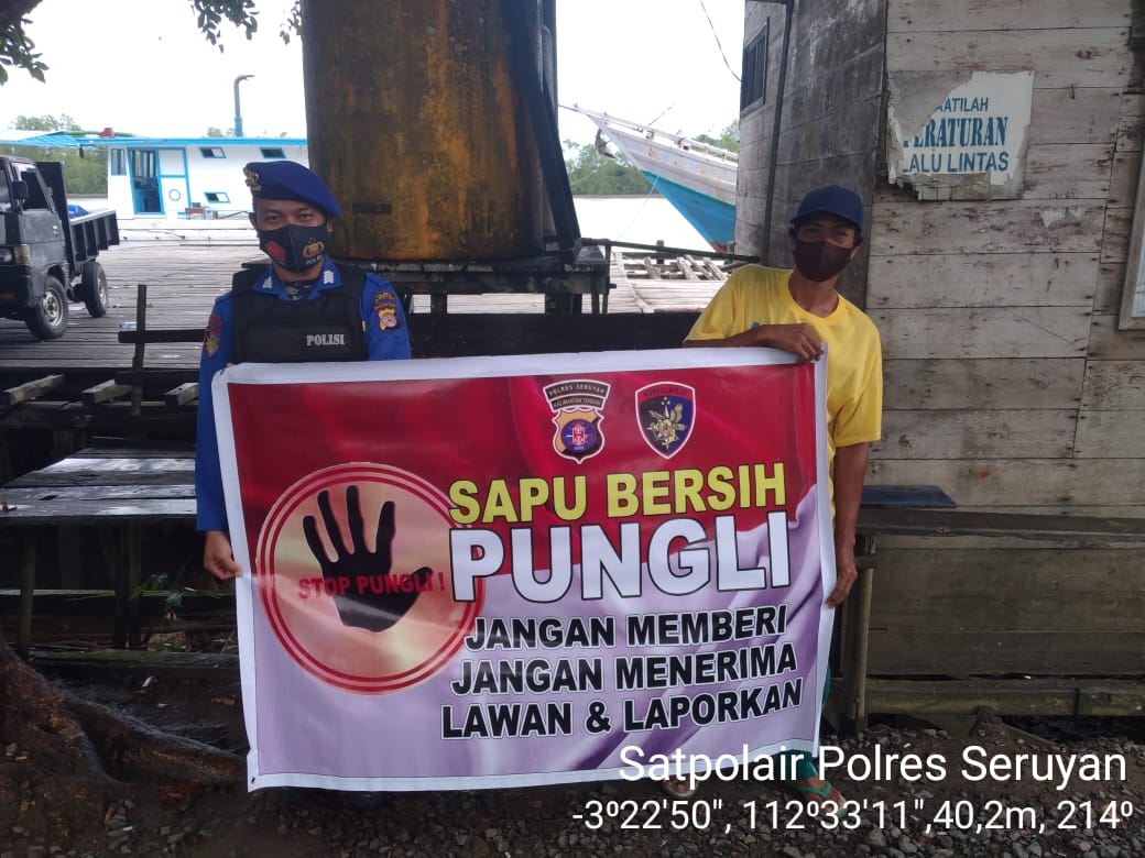 Personil Satpolairud Polres Seruyan, melaksanakan sosialisasi berupa tatap muka secara langsung tentang Saber Pungli di sekitar pesisir DAS Seruyan Kelurahan Kuala Pembuang I Kec. Seruyan Hilir Kab. Seruyan, Kamis (22/04/2021) pukul 09.00 Wib. Foto : Tbn