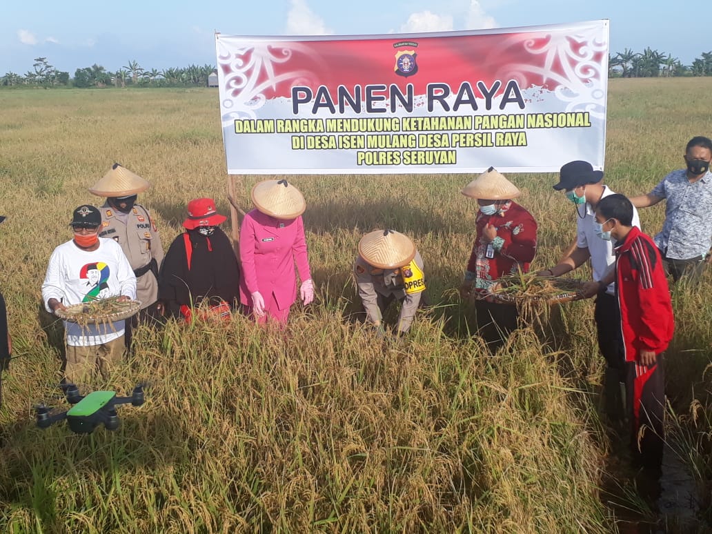 Kapolres Seruyan AKBP Bayu Wicaksono, S.H.,S.I.K.,M.S.i. didampingi Ketua Bhayangkari Seruyan Ny. Wina Bayu Wicaksono beserta Albidinnoor, SP, Kadis Ketahanan Pangan dan Pertanian Kab. Seruyan, Sabtu (22/05/2021). Foto : Tbn