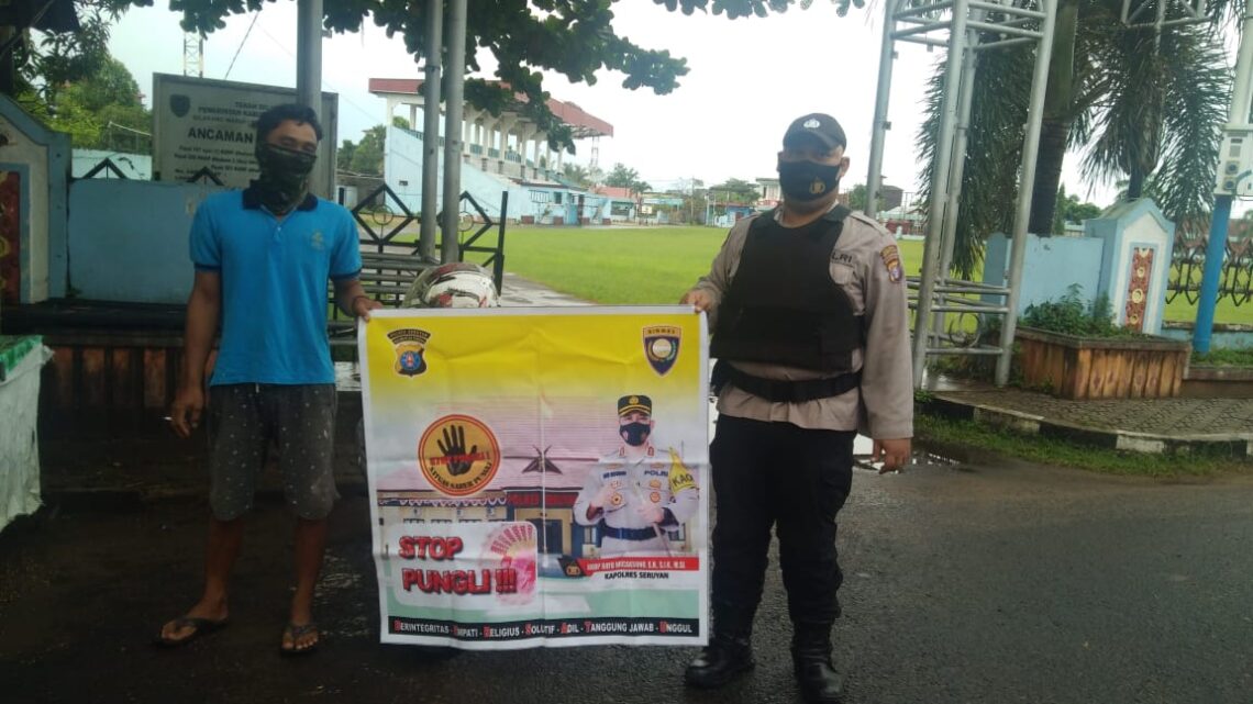 Kasat Binmas AKP Wawan Aryana Menjelaskan personel Satuan Pembinaan Masyarakat yaitu (Sat Binmas) melaksanakan Seruyan Sapa Masyarakat (SerPaGamas) dan berikan sosialisasi Sapu Bersih Pungutan Liar (Saberpungli) kepada Masyarakat di Jl.M.T.Haryono, Kel.Kuala Pembuang I Kec.Seruyan Hilir Kab.Seruyan, Sabtu (22/5/2021). Foto : Tbn