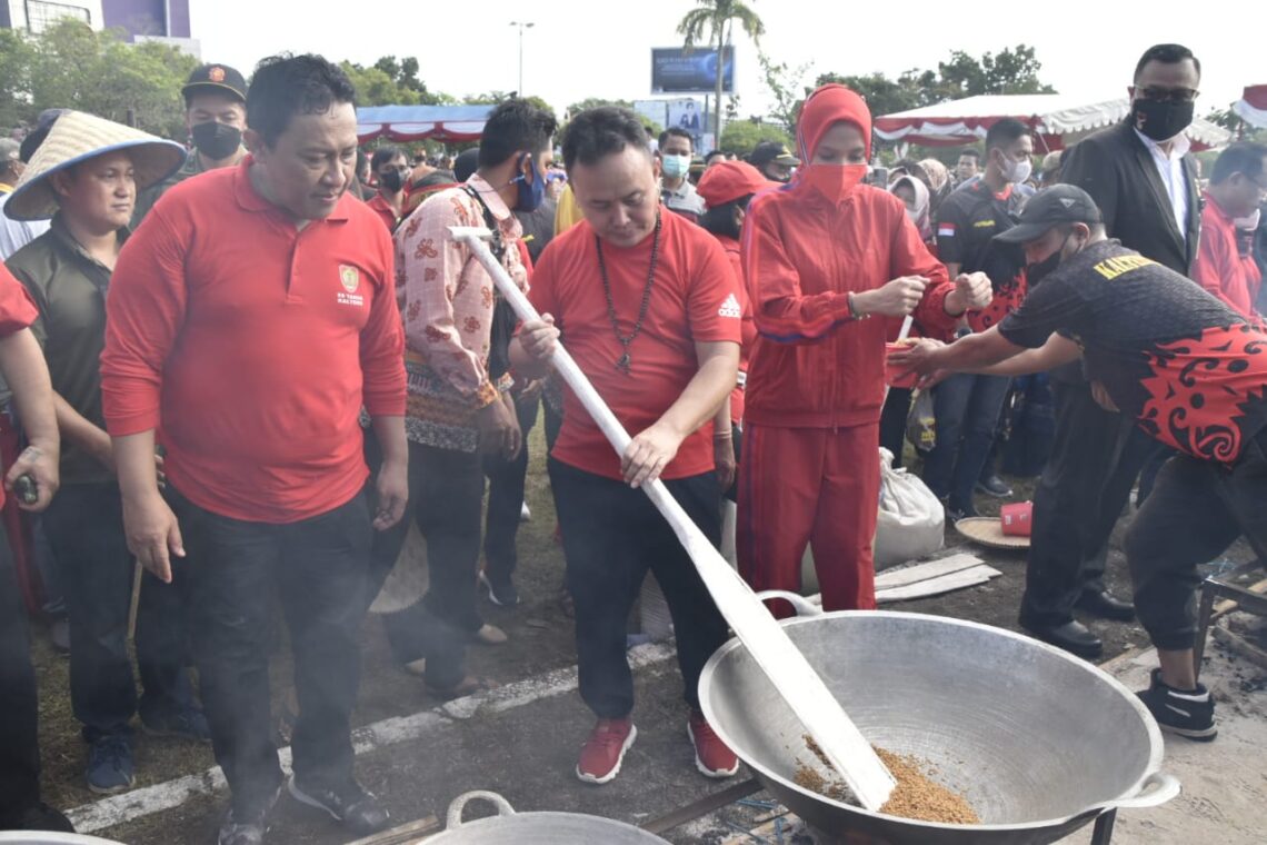 Gubernur Kalteng H Sugianto Sabran, Wakil Gubernur Kalteng H Edy Pratowo dan Ketua TP PKK Prov. Kalteng mengikuti pencatatan Rekor MURI prosesi tradisi mangenta terbanyak di Bundaran Besar Palangka Raya, Minggu (22/5/2022)