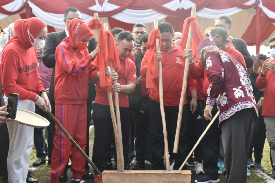 Gubernur Kalteng H Sugianto Sabran, Wakil Gubernur Kalteng H Edy Pratowo dan Ketua TP PKK Prov. Kalteng mengikuti pencatatan Rekor MURI prosesi tradisi mangenta terbanyak