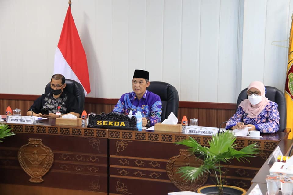 Sekda Prov Kalteng, Fahrizal Fitri, saat mengikuti rapat persiapan pelantikan  Gubernur/Wagub Kalteng Periode 2021-2024, Jumat (21/5/2021). Foto : BA