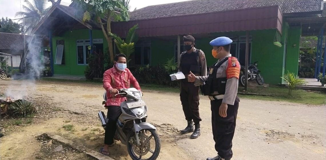 Polsek Seruyan Hulu melaksanakan kegiatan Operasi Yustisi Penegakan Hukum Protokol Kesehatan Covid-19 di Desa Tumbang Manjul Kecamatan Seruyan Hulu, Sabtu (22/05/2021) Pagi. Foto : Tbn
