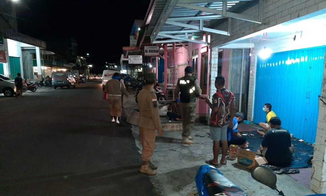 Operasi Yustisi dalam penerapan disiplin Prokes (protokol kesehatan) digelar Polres Seruyan, bersama Sat Pol PP di wilayah Hukum Polres Seruyan, Jum'at (21/05/2021) yang dimulai sejak pukul 21.00 WIB. Foto : TN