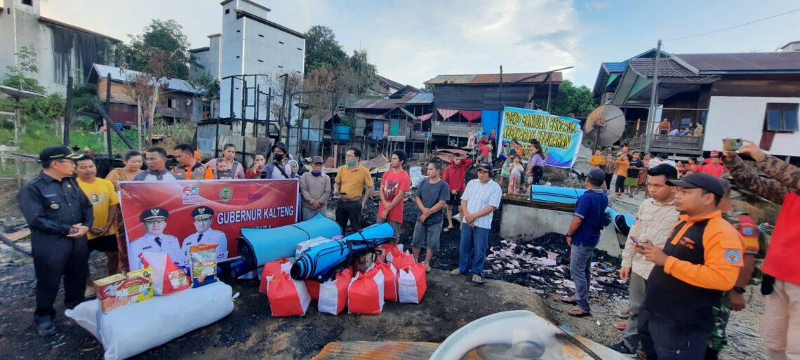 BPBPK Prov. Kalteng salurkan bantuan Gubernur untuk masyarakat yang terkena musibah kebakaran pemukiman di Kabupaten Barito Utara dan Murung Raya. Foto : Ist