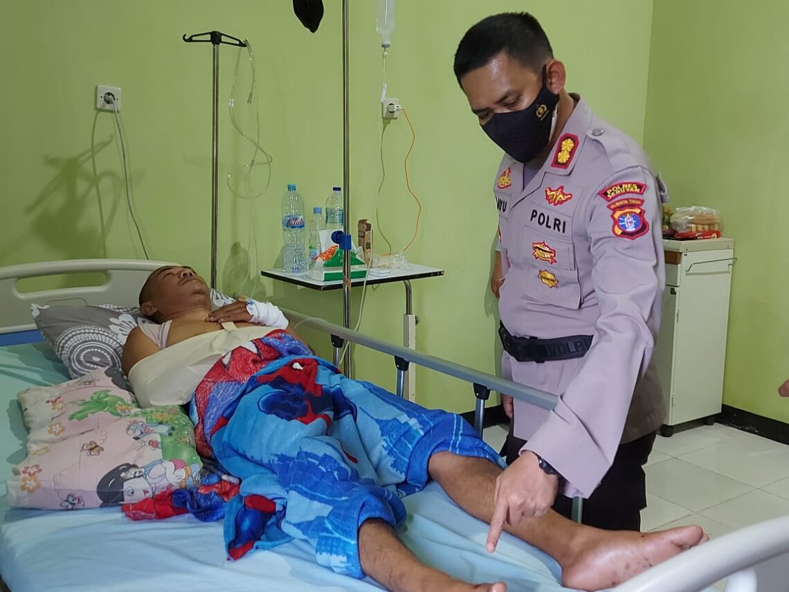 Kapolres Seruyan AKBP Bayu Wicaksono, S.H., S.I.K., M.Si. didampingi Kabag Sumda AKP Junaldi S.H. menyempatkan untuk menjenguk anggota yang sedang sakit bertempat RSUD Kuala Pembuang Jl. A Yani Kuala Pembuan, Selasa (22/6/2021) . Foto : TN