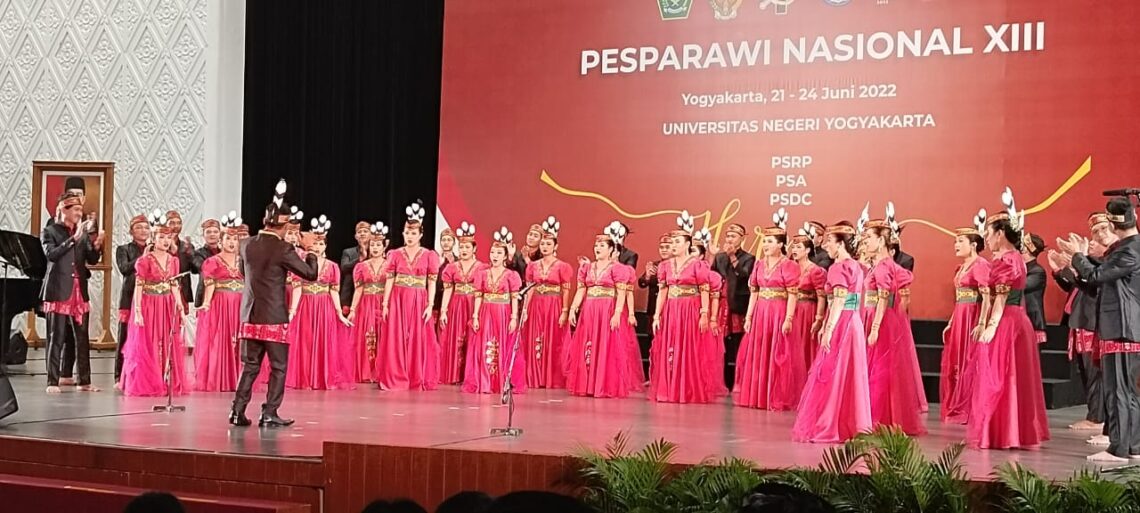 MEMUKAU -- Kontingen Pesparawi Nasional Provinsi Kalteng, kategori paduan suara remaja pemuda campuran, tampil memukau di venue Universitas Negeri Yogyakarta (UNY). Foto : Ist