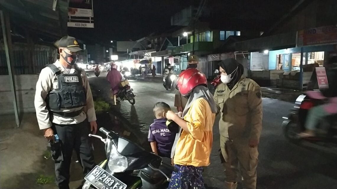 Personel Polres Seruyan Setiap Hari melakukan kegiatan himbauan untuk patuhi protokol kesehatan cegah penyebaran Virus Covid-19 di Kota Kuala Pembuang, Senin (21/06/2021) pukul 20.30 Wib. Foto : Tbn