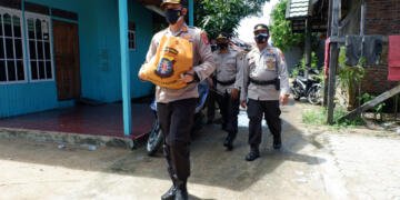 Kapolres Seruyan Serahkan Bansos kepada Warga yang Melakukan Isoman