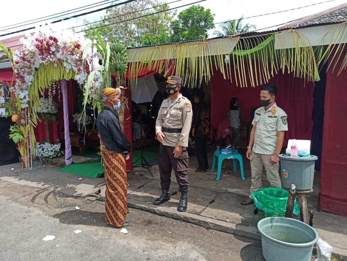 Polisi dan Satpol PP Kabupaten Seruyan membubarkan pesta pernikahan di Kuala Pembuang, Kamis (22/7/2021). Foto : Tbn