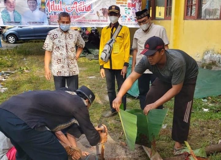 proses pemotongan hewan kurban di kantor DPD partai Golkar provinsi Kalteng, Rabu (21/7/2021). Foto : Ist