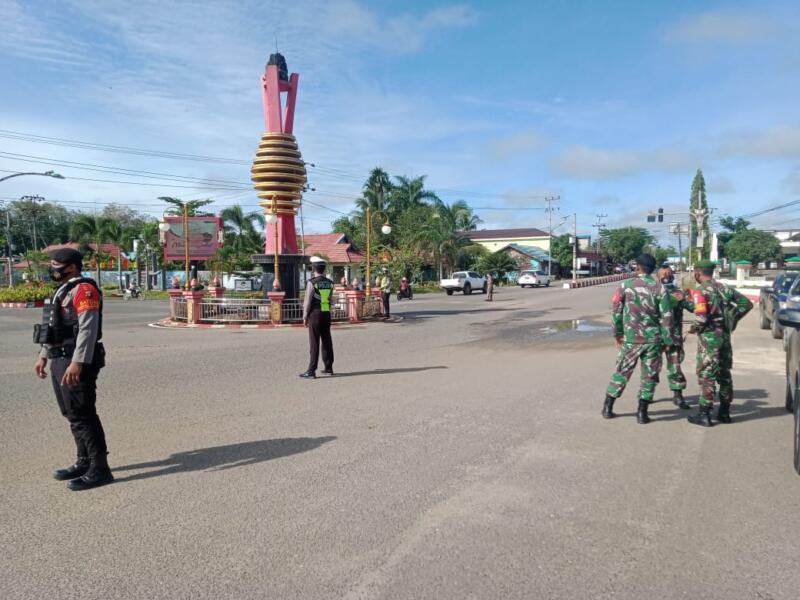 Tim Gabungan Satuan Tugas Covid-19 (Satgas) Kabupaten Murung Raya (Mura) melakukan razia Protokol Kesehatan (Prokes) di Simpang Tiga Bundaran Batu Bara, Puruk Cahu, Kamis (22/7/2021). Foto : Kpl