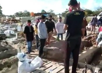Keluarga Korban Diduga Covid-19 Pukuli Petugas Pemakaman