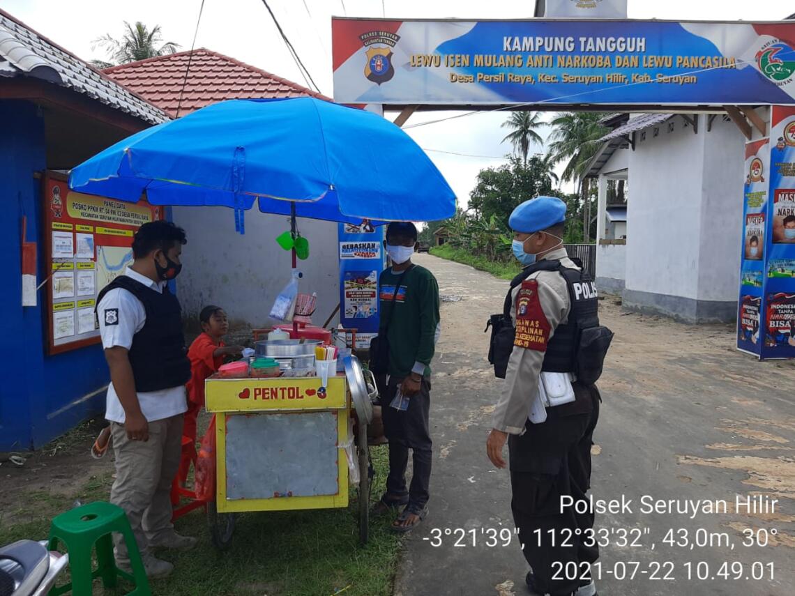 Dalam menjalin komunikasi dan pendekatan dengan masyarakat, anggota Polsek Seruyan Hilir melakukan patroli dialogis di Kuala Pembuang, Kabupaten Seruyan,  Kamis (22/07/2021) pukul 09.00 Wib. Foto : Tbn