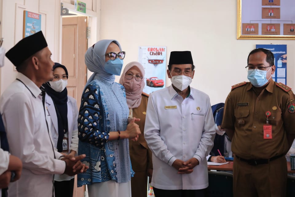 Ivo Sugianto Sabran saat mengecek fasilitas di dalam klinik